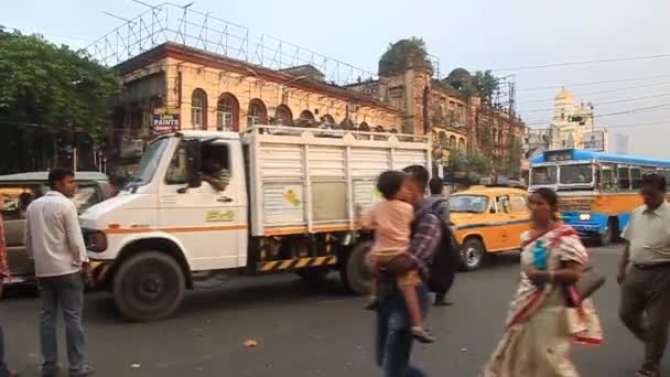 Tráfego de rua no centro de Kolkata, Índia — Vídeo de Stock