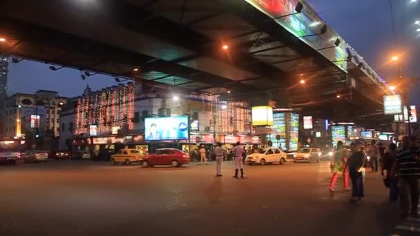 Vista nocturna del Acharya Jagadish Chandra Bose Rd Flyover en Kolkata, India — Vídeo de stock