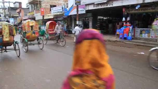 Widok na ruch na głównej drodze w Srimangal. — Wideo stockowe
