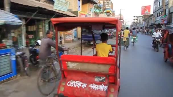 Tráfico en una calle de Jaipurhat, Bangladesh — Vídeos de Stock