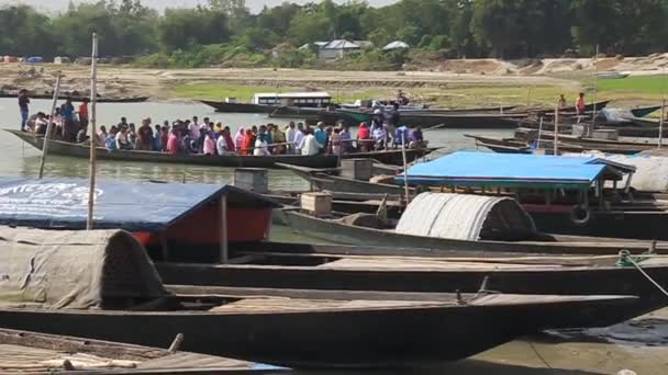 Łodzie na brzegach rzeki Jamuna w Sariakandi Ghat koło Bogry, Bangladesz. — Wideo stockowe