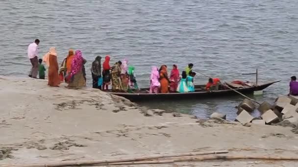İnsanlar Bogra, Bangladeş yakınlarındaki Sariakandi Ghat 'taki Jamuna nehir kıyısında bir tekneye biniyorlar.. — Stok video