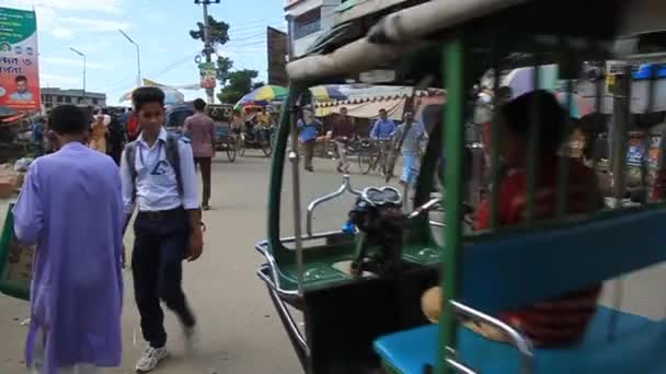 Rickshaws em uma rua em Bogra, Bangladesh . — Vídeo de Stock