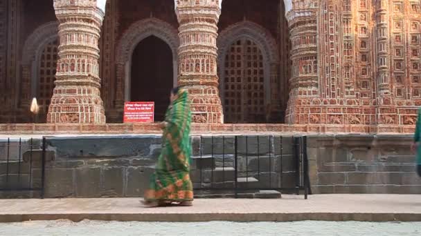 Mujeres hindúes visitan el templo de Kantanagar comúnmente conocido como templo de Kantaji o templo de Kantajew cerca de Dinajpur, Bangladesh — Vídeos de Stock