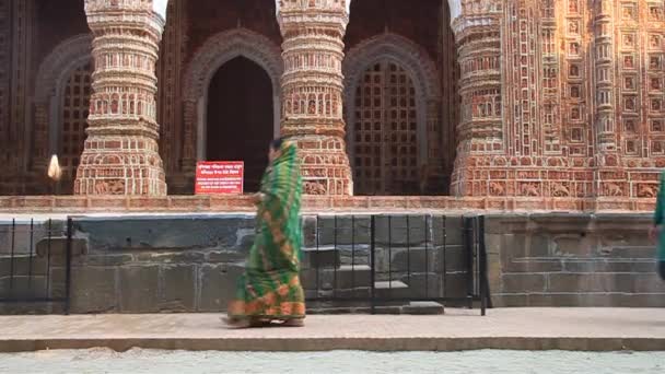 Le donne indù visitano il Tempio di Kantanagar comunemente conosciuto come Tempio Kantaji o Tempio Kantajew vicino a Dinajpur, Bangladesh — Video Stock