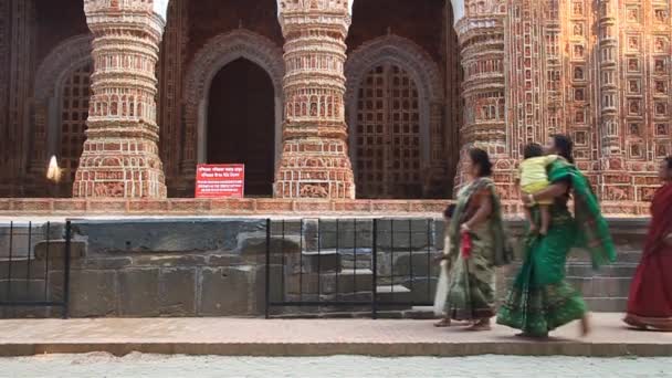Индуистки посещают храм Кантанагар, известный как Храм Кантаджи или Храм Кантаджев близ Динаджпура, Бангладеш — стоковое видео