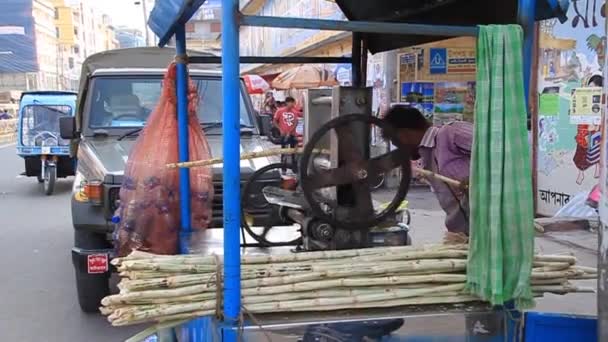 Fabricant de jus de canne à sucre dans les rues de Rajshahi, Bangladesh — Video