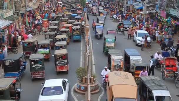 Verkehr auf der Saheb-Basar-Straße in Rajshahi, Bangladesh — Stockvideo