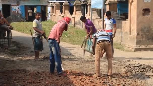 Trabalhadores em uma estrada em Puthia, Bangladesh — Vídeo de Stock