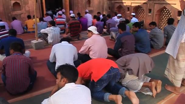 バングラデシュのタフカーナ宮殿遺跡の敷地内にあるニアマトゥラ・モスクでイスラム教徒が祈る — ストック動画
