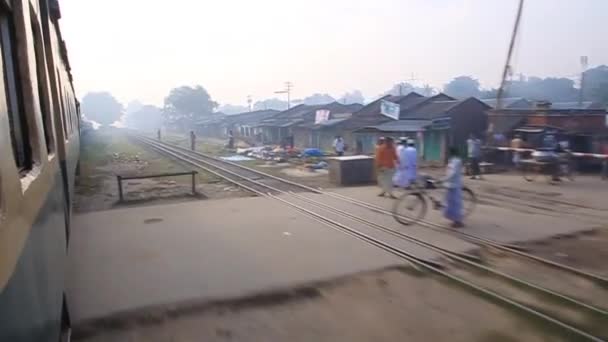 Вид с поезда в западной Бангладеш — стоковое видео
