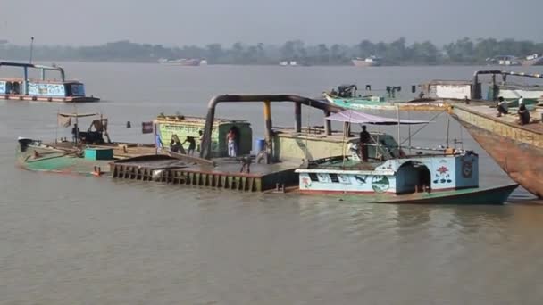 Folyami homokbányászati kotróhajók a Rupsa folyón — Stock videók