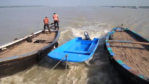 Małe łodzie holowane przez M. V. Dinghy statku Bengal Tours Ltd. do Sundarbans, Bangladesz — Wideo stockowe