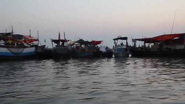 Barcos en la playa de Dublar Char — Vídeo de stock