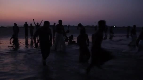 Hindoe toegewijden nemen hun heilige duik tijdens het Rash Mela festival in Dublar Char Dubla eiland, Bangladesh. — Stockvideo