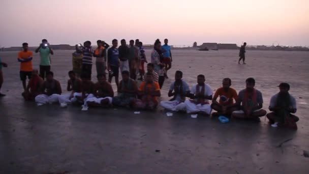 Dévots hindous priant avant leur trempette sainte pendant le festival Rash Mela à Dublar Char Dubla île, Bangladesh . — Video