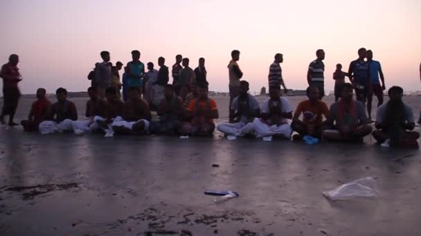 Hindoe toegewijden bidden voor hun heilige duik tijdens het Rash Mela festival in Dublar Char Dubla eiland, Bangladesh. — Stockvideo
