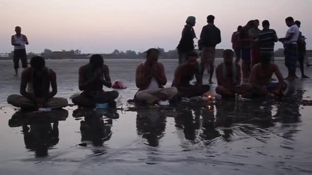 Devotos hindus orando antes de seu mergulho sagrado durante o festival Rash Mela na ilha Dublar Char Dubla, Bangladesh . — Vídeo de Stock
