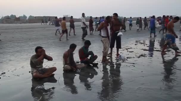 Hinduscy wielbiciele modlą się przed świętym zanurzeniem podczas festiwalu Rash Mela na wyspie Dublar Char Dubla w Bangladeszu. — Wideo stockowe
