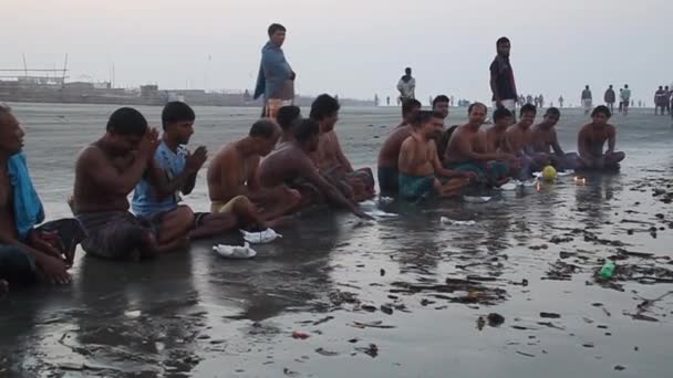 I devoti indù che pregano prima del loro santo tuffo durante il festival Rash Mela a Dublar Char Dubla Island, Bangladesh . — Video Stock