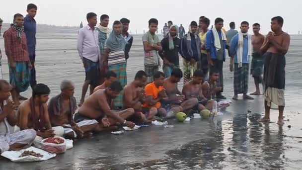 Hindu bhakták imádkoznak a szent mártózásuk előtt a Dublar Char Dubla szigeten rendezett Rash Mela fesztiválon, Bangladesben.. — Stock videók