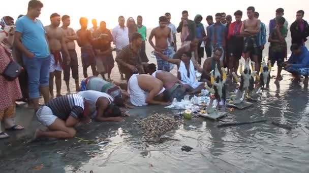 Devotos hindus rezando à deusa Lakshmi durante o festival Rash Mela na ilha Dublar Char Dubla, Bangladesh . — Vídeo de Stock