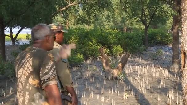Miembro del personal de seguridad del Departamento Forestal de Sundarbans protegiendo a los turistas durante la gira, Bangladesh . — Vídeos de Stock
