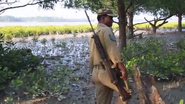 Członek personelu ochrony Departamentu Leśnictwa Sundarbans chroniącego turystów podczas wycieczki, Bangladesz. — Wideo stockowe