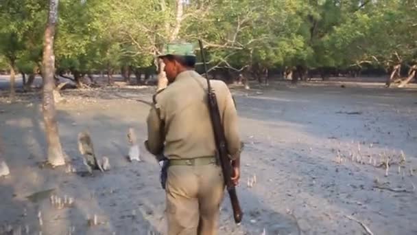 Membro del personale di sicurezza del dipartimento forestale Sundarbans che protegge i turisti durante il tour, Bangladesh . — Video Stock