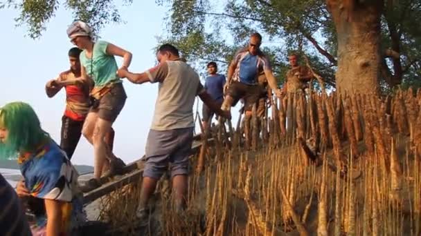 Les touristes montent dans leur bateau lors d'une tournée Sundarbans, Bangladesh . — Video