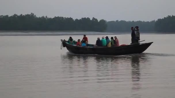 Turyści na łodzi podczas wycieczki Sundarban, Bangladesz. — Wideo stockowe
