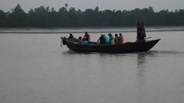 Turyści na łodzi podczas wycieczki Sundarban, Bangladesz. — Wideo stockowe