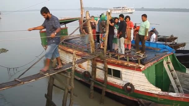 Turyści przekraczają wąski most między łodziami podczas wycieczki Sundarban, Bangladesz. — Wideo stockowe