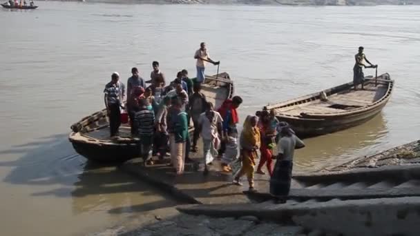 Folk lämnar en färja vid floden Rupsa i Khulna, Bangladesh — Stockvideo