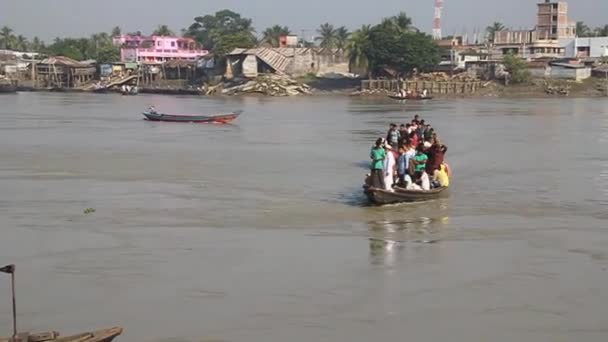 Människor på en färja vid floden Rupsa i Khulna, Bangladesh — Stockvideo