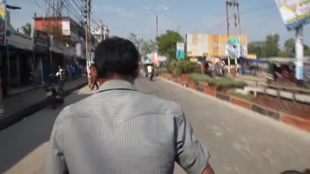 Jazda rikszą rowerową na ulicy w Khulna, Bangladesz — Wideo stockowe