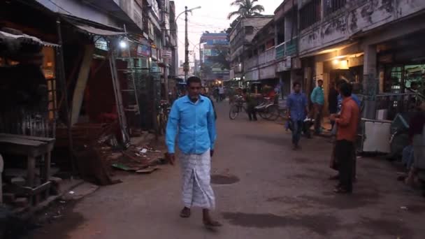 Personas en una calle en Khulna, Bangladesh — Vídeo de stock