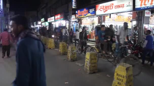 Människor på en gata i Khulna, Bangladesh — Stockvideo