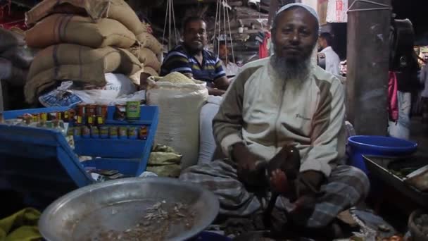 Hoja de betel de paan con vendedor de nueces de areca en un mercado en la aldea de Morrelganj, Bangladesh — Vídeo de stock