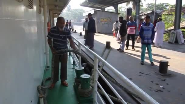 Unororing of MV Modhumoti passenger ship at Morrelganj village Launch Ghat molo, Bangladesh — Video Stock