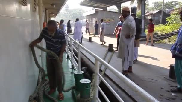 Desamarre del buque de pasajeros MV Modhumoti en el muelle Ghat de lanzamiento de la aldea Morrelganj, Bangladesh — Vídeos de Stock