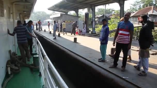 Oförtöjning av Mv Modhumoti passagerarfartyg vid Morrelganj byn Lansering Ghat piren, Bangladesh — Stockvideo