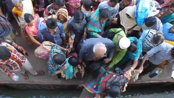 Passageiros a bordo de um navio fluvial no cais de lançamento de Hularhat Ghat, Bangladesh — Vídeo de Stock