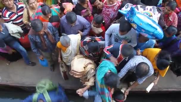 Passagiers aan boord van een rivierschip op de Hularhat Launch Ghat pier, Bangladesh — Stockvideo