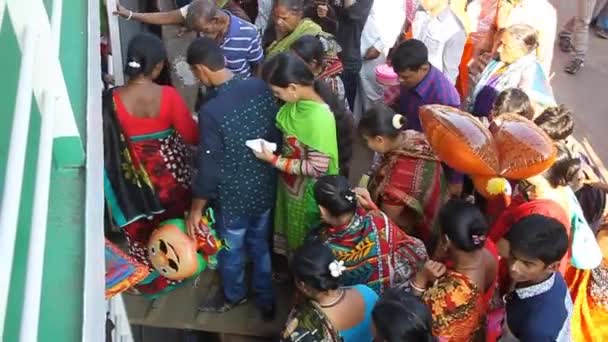 Passagiers aan boord van een rivierschip op de Hularhat Launch Ghat pier, Bangladesh — Stockvideo