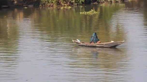 Pescador em um pequeno barco no rio Sandha, Bangladesh — Vídeo de Stock