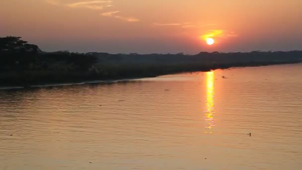Zachód słońca nad rzeką Bishkhali — Wideo stockowe