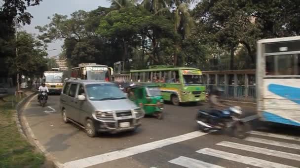 Circulation dans une rue à Dacca, Bangladesh — Video