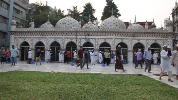 Pohled na hvězdnou mešitu Tara Masjid v Dháce v Bangladéši — Stock video