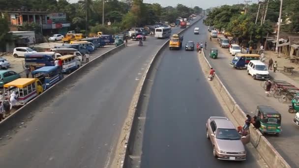 Bangladeş 'in Sonargaon kasabasında N1 yolunda trafik var. — Stok video